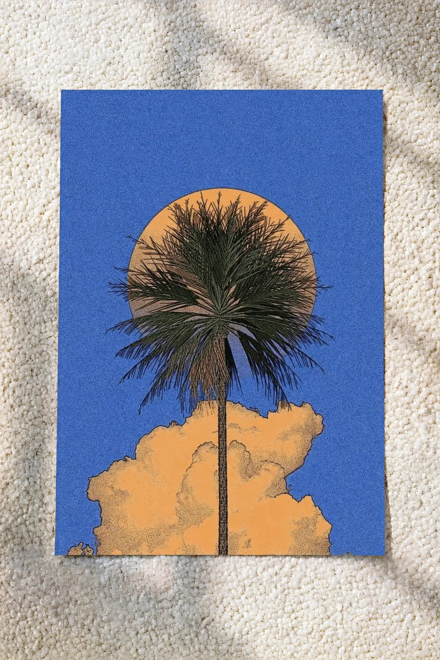 Palmen-Wandkunst mit dunkler Palmensilhouette, goldenem Sonnenkreis und cremefarbenen Wolken auf blauem Hintergrund