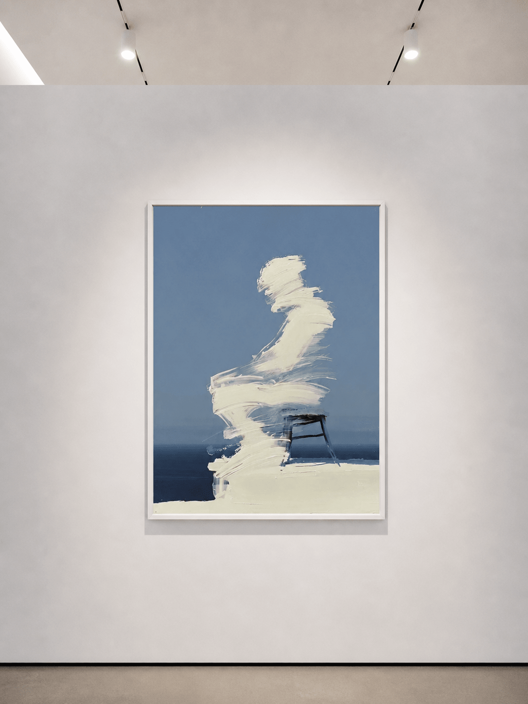 Stampa d'arte da parete con cornice bianca e silhouette astratta di una sedia in vernice crema su sfondo blu