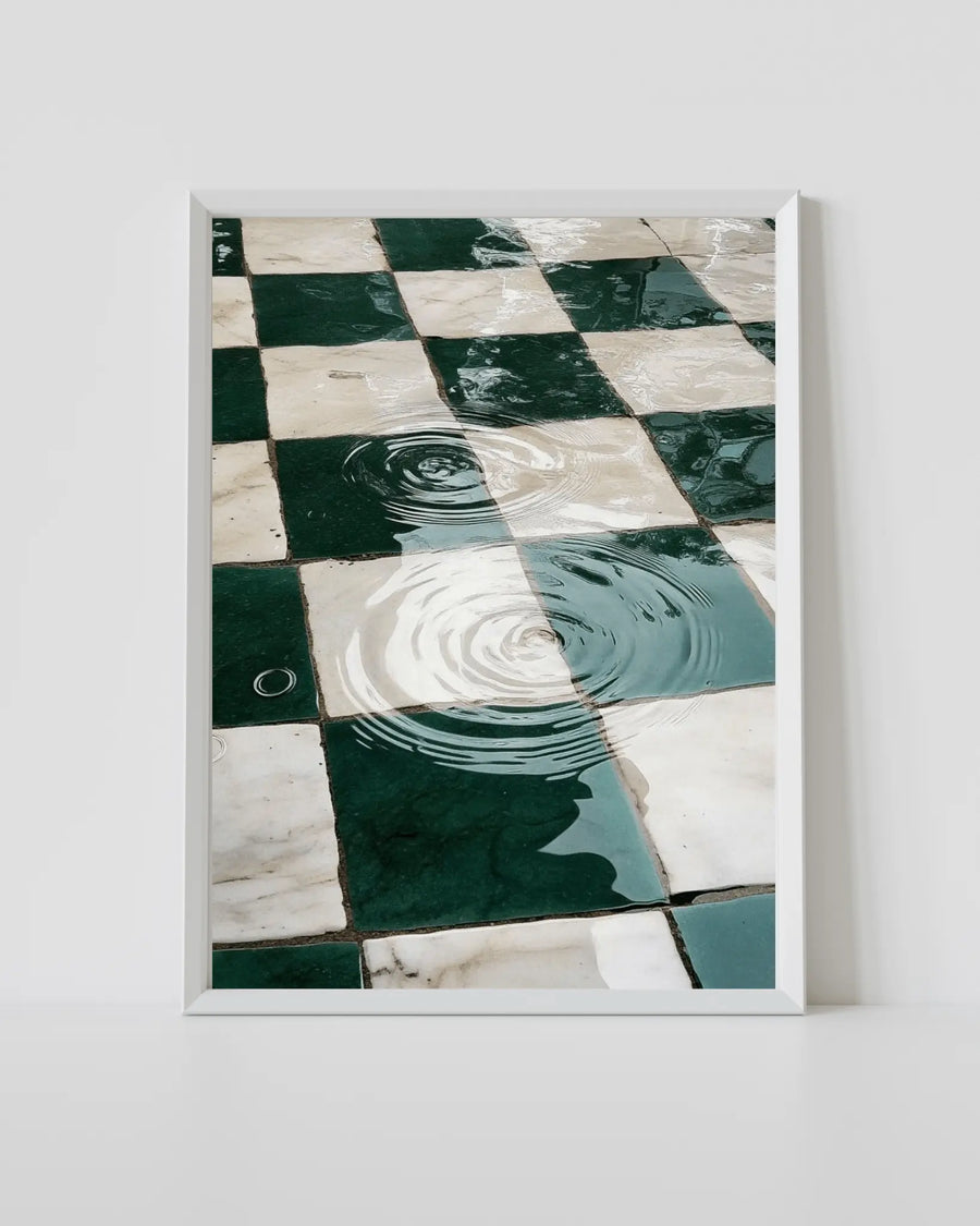 Lámina decorativa enmarcada en blanco con patrón de cuadros verdes y blancos y círculos ondulados azules
