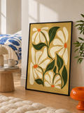 Stampa incorniciata: Fiori retrò con petali crema, centri arancioni e foglie verdi.
