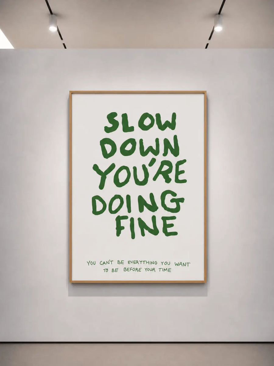Lámina decorativa motivacional con marco de roble y texto verde “BAJA EL RITMO, VAS MUY BIEN”