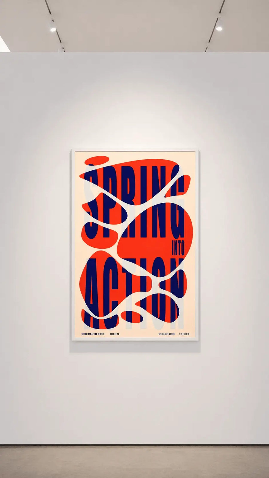 Póster tipográfico enmarcado con letras abstractas rojas y azules sobre papel beige
