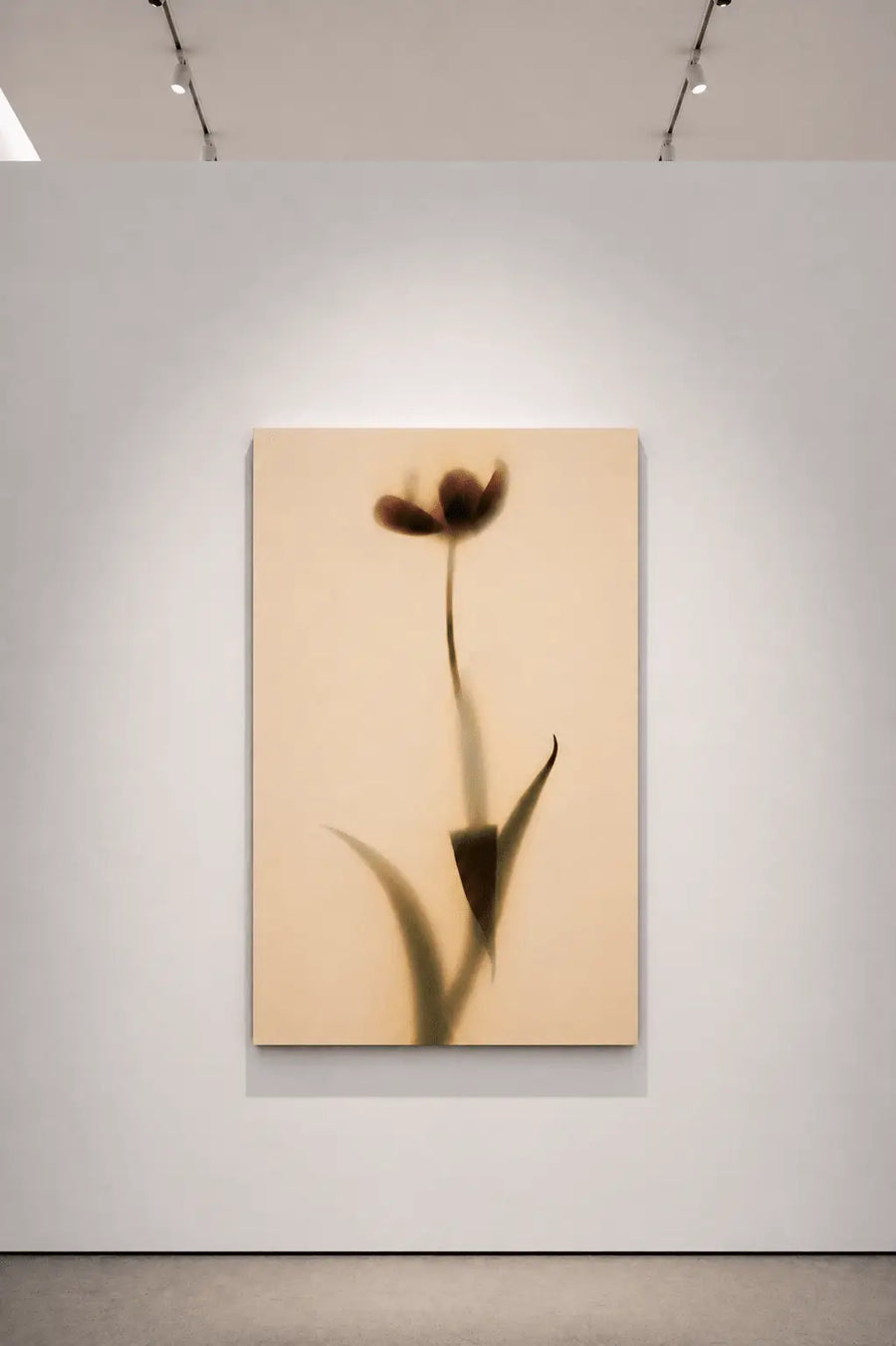 Vertical, estampado floral enmarcado con dos flores oscuras sobre fondo beige