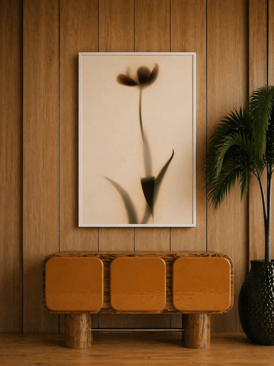 Lámina floral enmarcada con flores y tallos marrón oscuro sobre fondo beige en marco de madera clara