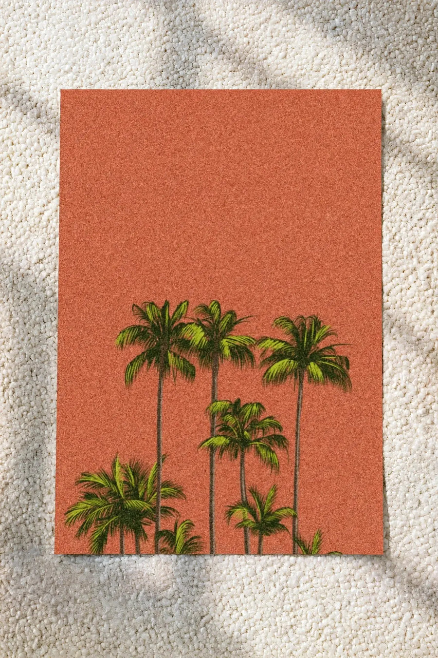 Palmen-Küsten-Wandkunstdruck mit warmem orangefarbenem Himmel und grünen Palmensilhouetten