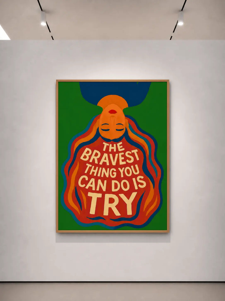 alt
Impresión artística enmarcada en madera oscura, fondo verde, figura naranja y texto “TRY”