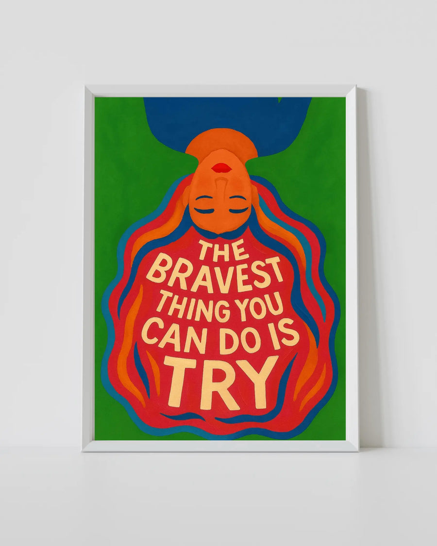 Impresión enmarcada de arte mural con fondo verde, figura naranja y letras “TRY”