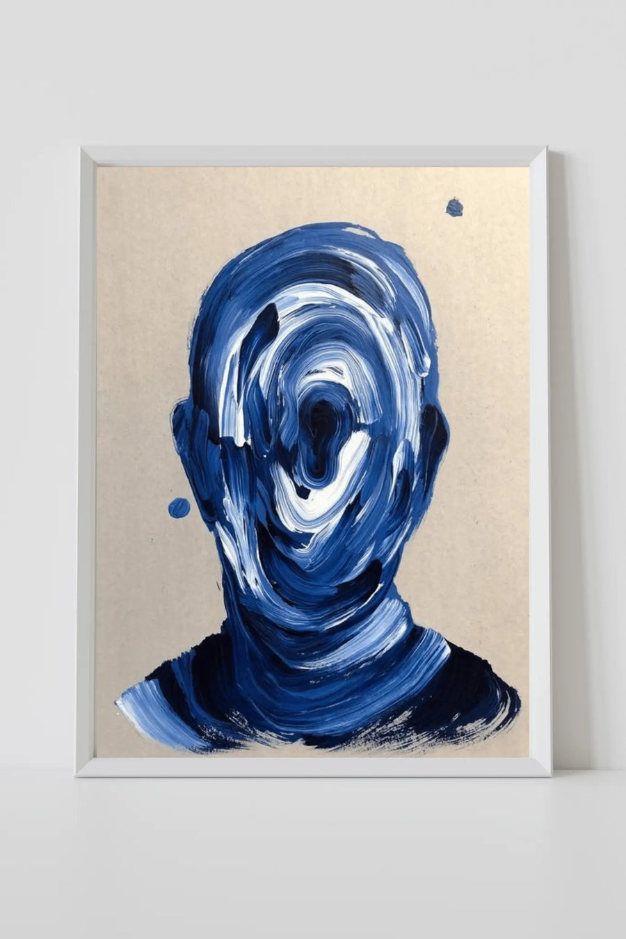 alt
Impresión enmarcada de retrato abstracto con rostro de pinceladas azules sobre fondo beige