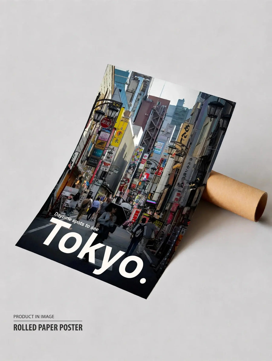 Póster de viaje enrollado de Tokio, Shinjuku, con calle de la ciudad y titular TOKYO