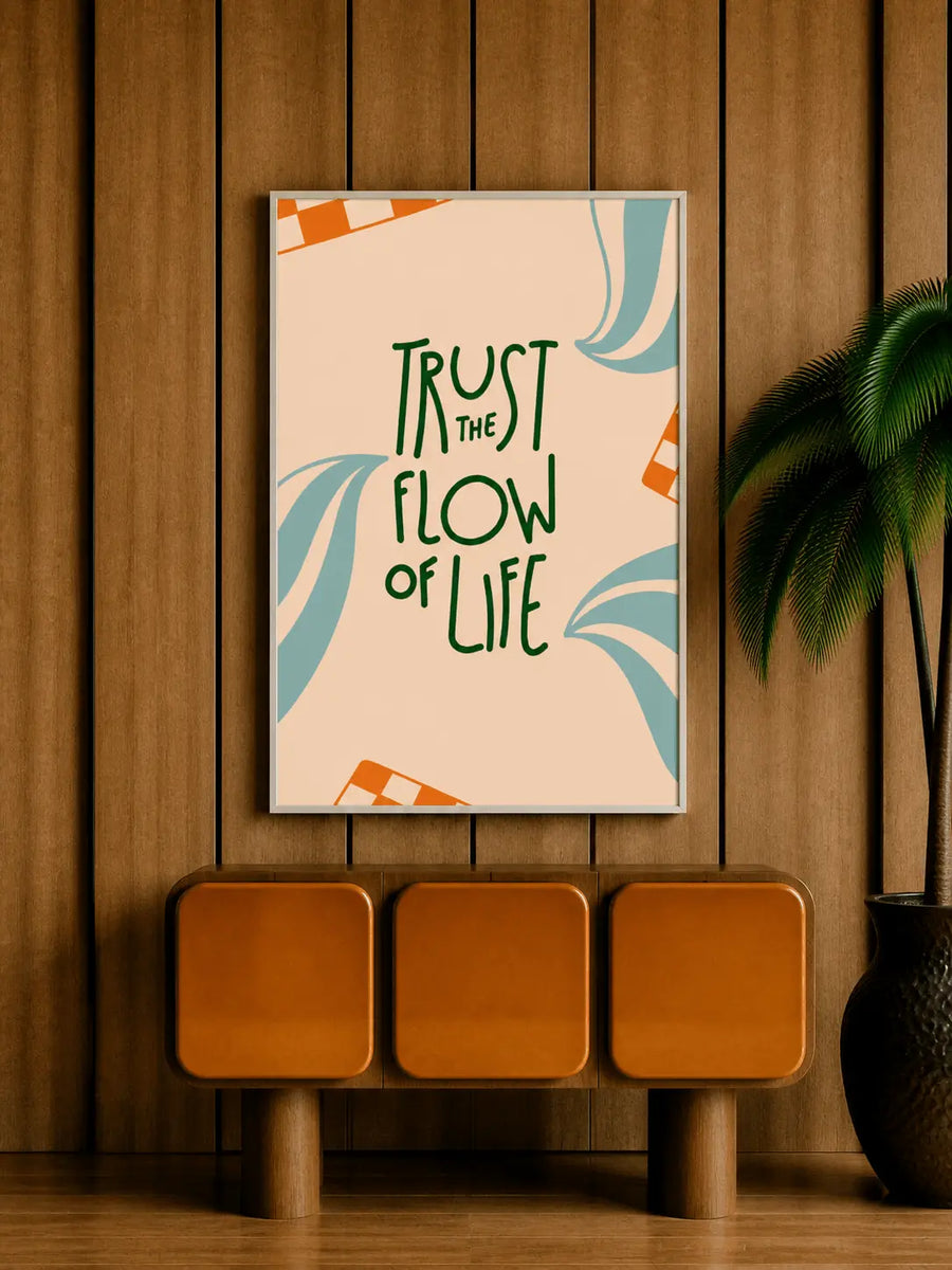 impresión tipográfica en marco de roble con el texto verde 'TRUST THE FLOW OF LIFE' y motivos de hojas azules