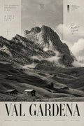 Affiche en noir et blanc du Val Gardena avec montagne rocheuse, brume et petites cabanes